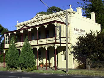 (Photo © D. Nutting) Goldmines Hotel