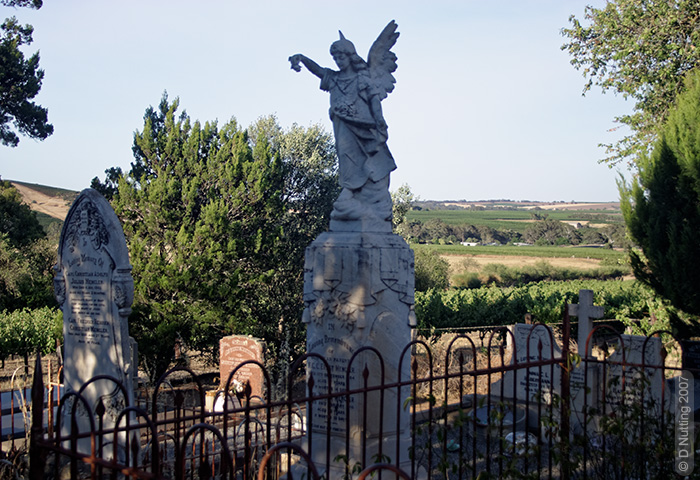 (Foto &copy; D Nutting) Friedhof