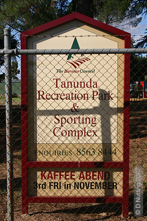 (Foto &copy; D Nutting) Schild in einem Park