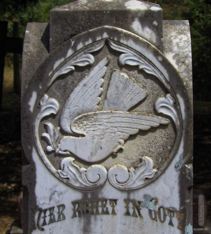 (Foto &copy; D Nutting) Grabstein