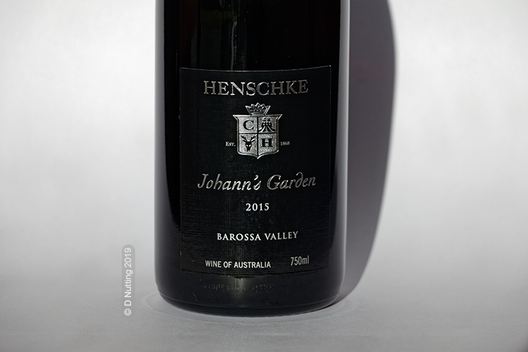 Foto &copy; D Nutting: Weinflasche