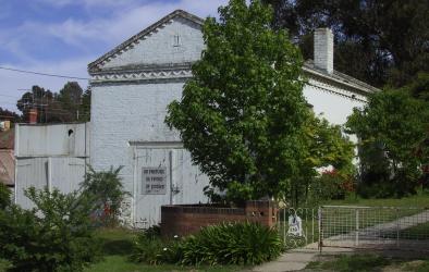 (Photo © D. Nutting) MacKenzie Street school building