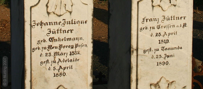 (Foto &copy; D Nutting) Grabstein