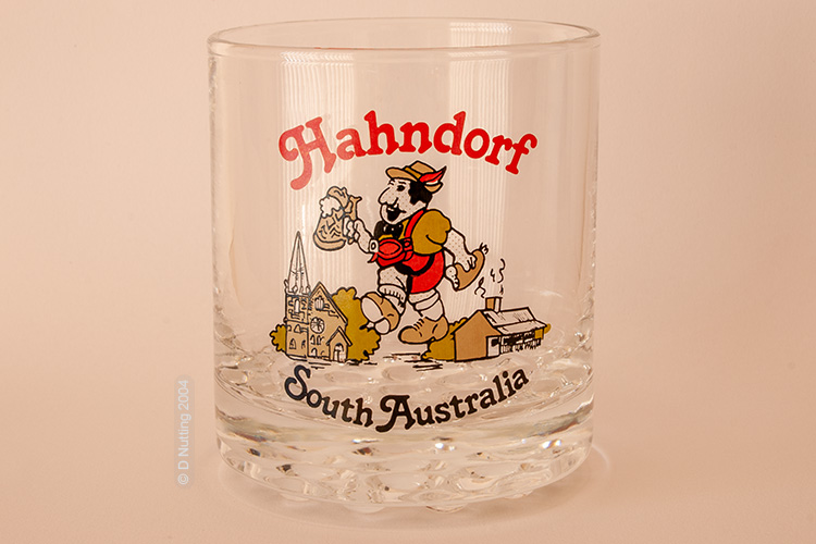 (Foto © D. Nutting) Souvenir-Trinkglas