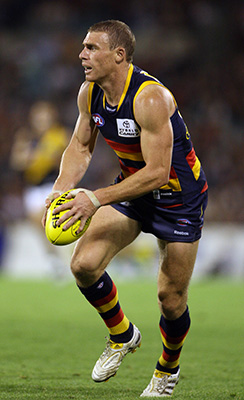 Foto: Simon Goodwin in einem australischen Fuballspiel fr die Mannschaft Adelaide Crows. Foto mit freundlicher Genehmigung von AFL Photos.