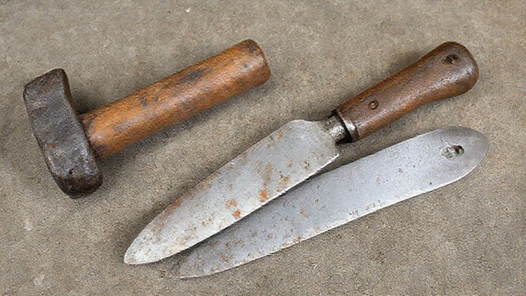 Bild: alte Steinmetzwerkzeuge