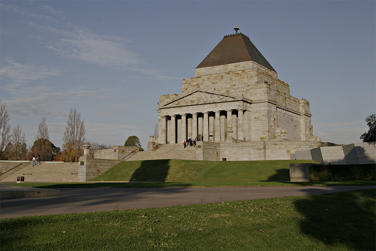Photo c/o Wikimedia Commons - building, Shrine of Remembrance