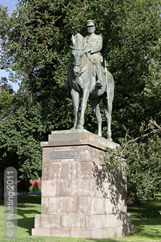 Photo &copy; D Nutting - statue