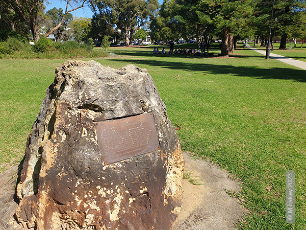 (Foto &copy; M Lakey) Denkmal im Mueller Park, Subiaco