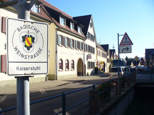 (Photo Wikimedia Commons) town entry sign