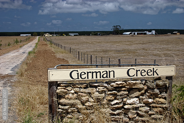 (Photo copyright D Nutting) sign at farm entrance