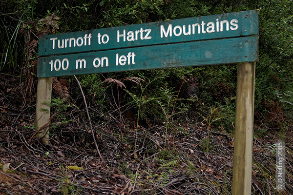 Photo &copy; D Nutting - road sign