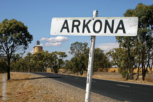 (Photo &copy; D. Nutting) place name sign at roadside
