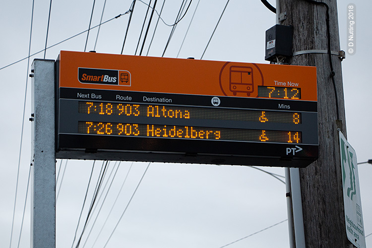 (Foto © D Nutting) elektronische Anzeige an einer Bushaltestelle