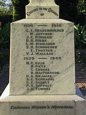 (Photo © D. Nutting) war memorial, Tanunda