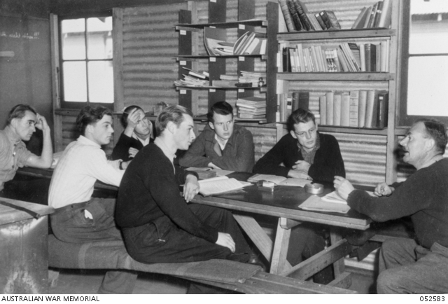 Foto: eine Klasse im Internierungslager