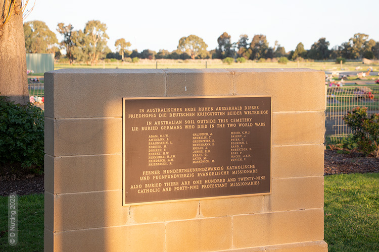 Foto: die Gedenktafel auf dem Friedhof