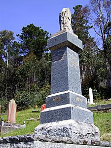 (Photo © D. Nutting) gravestone