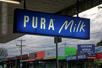 (Foto &copy; D Nutting) 'Pura Milk'-Schild in einer Einkaufsstraße