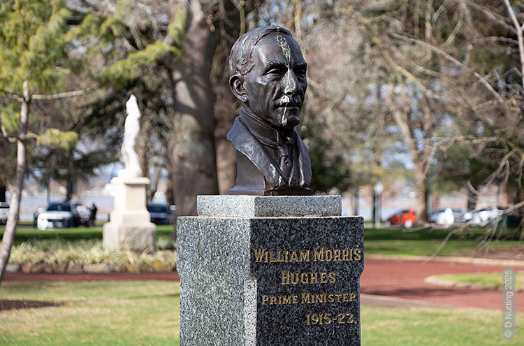 Foto: eine Bronzebüste (copyright: D Nutting)