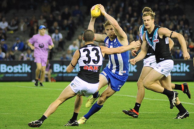 der australische Fußballer Jack Ziebell versucht, Darcy Byrne-Jones auszuweichen