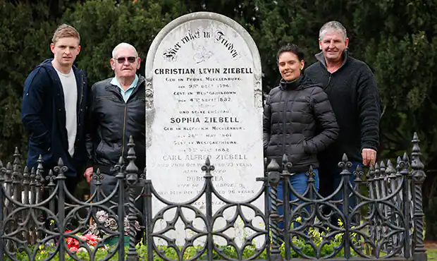 Ziebell-Familie am Grabstein